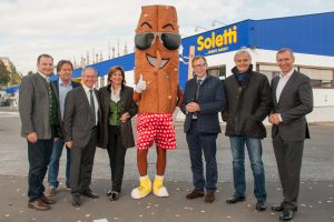 BH Hofrat Dr. Alexander Majcan, AK-Außenstellenleiter Harald Bachmaier, Bürgermeister Ing. Josef Ober, Werksleiterin Elisabeth Janzer, LR Dr. Christian Buchmann, CEO Dr. Wolfgang Hötschl und AK-Präsident Josef Pesserl