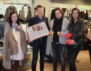 Erstklassige Beratungs- und Servicekompetenz bei Modehaus Roth: Katrin Roth und Ehemann Rainer Raum präsentieren stolz die Testsiegerurkunde